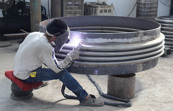 板盒補(bǔ)償器焊接現(xiàn)場